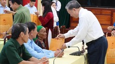 Tổng Bí thư, Chủ tịch nước Tô Lâm tặng quà Mẹ Việt Nam Anh hùng, thương binh, bệnh binh, gia đình chính sách tiêu biểu của tỉnh. 