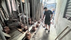 Cận cảnh vị trí nơi trước đây từng tồn tại 02 bức tường ngăn cách lối đi riêng giữa hộ gia đình ông Cường và bà Loan. 