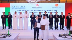 Ông Đỗ Vinh Quang, Phó Chủ tịch HĐQT T&T Group (bên trái) và ông Khaled Alshamsi, Chủ tịch Golden Nile trao biên bản ghi nhớ hợp tác.
