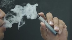 Sản phẩm thuốc lá điện tử và thuốc lá nung nóng được đưa vào Việt Nam chủ yếu qua đường nhập lậu, xách tay… và được đưa được tới tay người tiêu dùng qua các kênh không chính thức và được quảng bá, bán hàng tràn lan trên các trang mạng xã hội. 