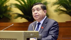 Bộ trưởng Bộ Kế hoạch và Đầu tư Nguyễn Chí Dũng, thừa ủy quyền của Thủ tướng Chính phủ trình bày Tờ trình về dự án Luật Đầu tư công (sửa đổi).