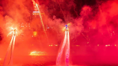 Lần đầu tiên tại Phú Quốc có một show diễn kết hợp nghệ thuật thể thao mạo hiểm, pháo hoa trên mặt biển.