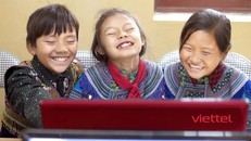 Học sinh tại huyện Mường Nhé (Điện Biên) và học sinh huyện Hướng Hóa (Quảng Trị) được tiếp cận Internet nhờ sáng kiến Internet trường học. 