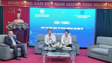 Các đại biểu giải đáp thắc mắc của doanh nghiệp tham dự hội thảo.