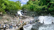 Thác nước ấn tượng tại khu du lịch sinh thái Suối Mỡ chảy xuyên qua thung lũng Huyền Đinh.