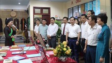 Các đại biểu tham quan trưng bày. 