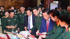 Các đồng chí lãnh đạo và đại biểu tham quan khu trưng bày ấn phẩm, tài liệu, sách của Cơ quan Tổng cục Chính trị QĐND Việt Nam.