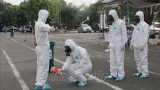 Cán bộ Trung tâm kỹ thuật tiêu chuẩn đo lường chất lượng tỉnh Đồng Nai diễn tập kiểm tra nhiễm bẩn phóng xạ cho lực lượng cán bộ đi vào khu vực có nguồn phóng xạ. 