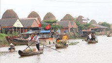 Khung cảnh mua bán được tái hiện trong không gian Trên bến dưới thuyền tại kênh Thầy Cai, huyện Mang Thít, tỉnh Vĩnh Long. 