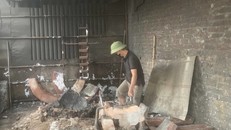 Người dân tự nguyện phá dỡ lò đốt, lò tái chế kim loại. 