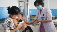 Bác sĩ Chuyên khoa II Nguyễn Thị Hồng Lan, Trưởng Khoa Nhi C, Bệnh viện Bệnh Nhiệt đới Thành phố Hồ Chí Minh, khám cho trẻ mắc sởi. 