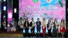 Đại diện các đoàn nghệ thuật 2 nước chụp ảnh lưu niệm trong đêm giao lưu. 