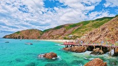 Làn nước xanh trong vắt tại bãi Kỳ Co (Bình Định). 