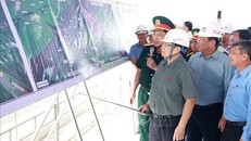 Thủ tướng Phạm Minh Chính kiểm tra tiến độ thi công cao tốc Cần Thơ - Cà Mau đoạn qua huyện Vị Thuỷ, tỉnh Hậu Giang. 