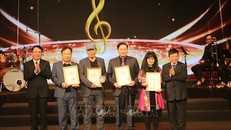 Nhạc sĩ Đỗ Hồng Quân và ông Lê Khắc Nam, Phó Chủ tịch UBND thành phố Hải Phòng trao giải A cho các tác giả có các tác phẩm xuất sắc nhất. 