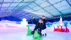 Giới trẻ hào hứng trải nghiệm giáng sinh châu Âu tại sân chơi Fantasy on Ice.