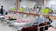 Các bệnh nhân nằm điều trị liên quan đến sự cố ngộ độc do an toàn thực phẩm xảy ra trên địa bàn quận Long Biên ngày 19/12/2024. 