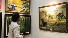 Khách tham quan triển lãm.