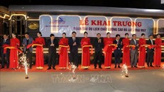 Lãnh đạo Tổng Công ty Đường sắt Việt Nam và tỉnh Lâm Đồng cắt băng khai trương Đoàn tàu du lịch chất lượng cao La Reine. 