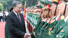 Tổng Bí thư Tô Lâm với cán bộ lãnh đạo Bộ Chỉ huy quân sự tỉnh Bình Dương. 