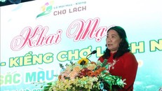 Phó Chủ tịch UBND tỉnh Bến Tre Nguyễn Thị Bé Mười phát biểu tại lễ khai mạc Lễ hội Hoa - Kiểng Chợ Lách năm 2025. 