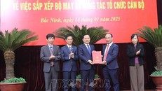 Bí thư Tỉnh ủy Bắc Ninh Nguyễn Anh Tuấn (thứ 3, trái sang) trao Quyết định chuyển chức năng nhiệm vụ của Ban Bảo vệ sức khỏe cán bộ tỉnh về Ban Tổ chức Tỉnh ủy, Sở Y tế, Bệnh viện Đa khoa tỉnh Bắc Ninh. 