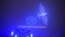 Hòa nhạc ánh sáng - Chào năm mới 2025 là sự kết hợp chưa từng có giữa ánh sáng - dàn nhạc giao hưởng trên không gian của hồ Tây đem lại cảm xúc mới lạ, thú vị cho người xem. 