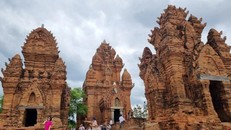 Du khách tham quan Di tích kiến trúc nghệ thuật Quốc gia đặc biệt tháp Po Klong Garai (phường Đô Vinh, thành phố Phan Rang – Tháp Chàm).