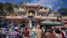 Hàng trăm nghìn du khách tấp nập đến núi Bà Đen xem Hội xuân