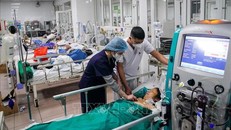 Công tác cấp cứu bệnh nhân tại Khoa Hồi sức tích cực được đảm bảo 24/24h. 