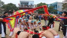 Không khí kéo co rất náo nhiệt với chiêng, trống, cờ quạt. 