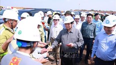 Thủ tướng Phạm Minh Chính chúc Tết kỹ sư, công nhân các đơn vị thi công sân bay Long Thành. 