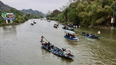 Suối Yến (Quần thể di tích Quốc gia đặc biệt Hương Sơn - chùa Hương, huyện Mỹ Đức, TP Hà Nội) tấp nập dòng thuyền chở khách trẩy hội vui Xuân. 