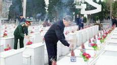 Tổng Bí thư Tô Lâm thắp hương trên phần mộ các liệt sĩ tại Nghĩa trang liệt sĩ Quốc gia Vị Xuyên. 