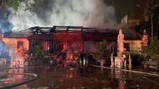 Cảnh sát chữa cháy trong đêm.