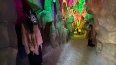 "Động Lục Đạo" gồm nhiều khu vực, trong đó có cõi địa ngục, nơi có các hình nộm ma quỷ