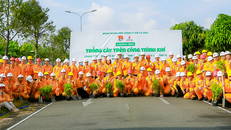 Toàn thể PV GAS CA MAU ra quân trồng cây mùa xuân