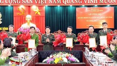 Trao quyết định cho các cán bộ xung phong nghỉ hưu trước tuổi. 