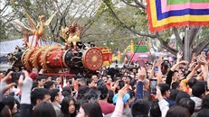 Hàng nghìn người tham gia đoàn rước pháo tại lễ hội rước pháo Đồng Kỵ (Bắc Ninh). 