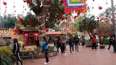 Du khách tham quan, chiêm bái tại Đền Mẫu Ỷ La (thành phố Tuyên Quang). 