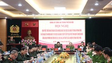 59 đồng chí giữ các chức vụ lãnh đạo, chỉ huy các cấp của Công an thành phố Hà Nội đã tự nguyện xin nghỉ hưu trước thời hạn; 10 đồng chí lãnh đạo Trưởng phòng, Trưởng Công an cấp huyện tự nguyện xin giữ chức vụ thấp hơn chức vụ đang đảm nhiệm.. 