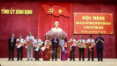 Trao quyết định của Ban thường vụ tỉnh ủy Bình Định về luân chuyển, bổ nhiệm, điều động cán bộ. 