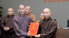 Hòa thượng Thích Thiện Thống, Phó Chủ tịch HĐTS trao quyết định đến Thượng tọa Quang Thạnh.