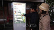 Du khách sử dụng hệ thống kiosk để tìm hiểu thông tin về di tích Đền Ông Hoàng Mười. 