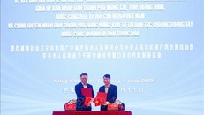 Chủ tịch UBND thành phố Móng Cái (Việt Nam) Hồ Quang Huy và Thị trưởng chính quyền nhân dân thành phố Đông Hưng (Trung Quốc) Lí Kiện trao đổi các nội dung thúc đẩy hợp tác hữu nghị và ký kết Bản ghi nhớ. 