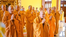 Dâng hương và nhiễu tháp Tổ Như Hiển – Chí Thiền tại lễ Tiên thường