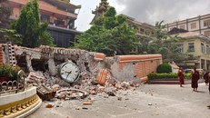 Tu viện Masoyein ở Mandalay bị hư hại sau động đất.