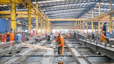 Công nhân lao động Công ty cổ phần Cơ khí xây dựng thương mại Đại Dũng tại khu Công nghiệp An Hạ, huyện Bình Chánh. 