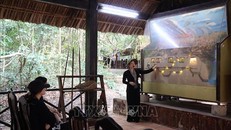 Hướng dẫn viên giới thiệu kết cấu của toàn bộ Địa đạo Củ Chi với du khách. 