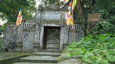 Cổng chính của chùa có ghi 3 chữ Hán là "Vô Vi Tự" cùng với hơn 100 bậc đá để lên Nhà thờ Tổ, Nhà thờ Mẫu, gian chùa chính cùng với vách đá treo chuông.